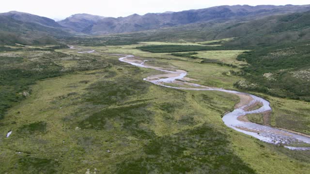 鸟瞰图瓜提瓜河蜿蜒的草地景观与哥伦比亚安第斯山脉的背景，哥伦比亚视频素材