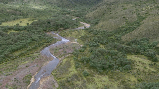 鸟瞰图瓜提瓜河蜿蜒的草地景观与哥伦比亚安第斯山脉的背景，哥伦比亚视频素材