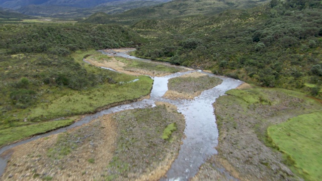 鸟瞰图瓜提瓜河蜿蜒的草地景观与哥伦比亚安第斯山脉的背景，哥伦比亚视频素材