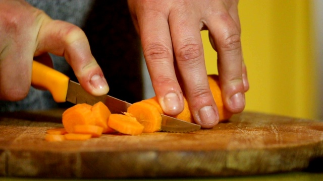 用慢动作把胡萝卜切成小块视频素材