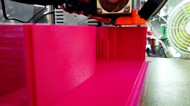 3d打印机工作设计执行产品创造，现代3d打印可以帮助制作原型。视频素材