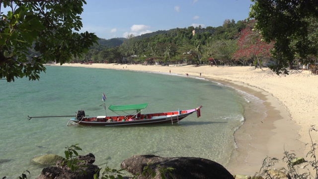 长尾船的海湾全景视频素材