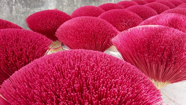 在越南河内附近的一家香厂，五颜六色的传统越南香或香以美丽的花卉图案展示。视频下载