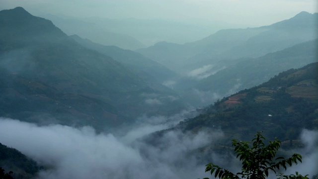 薄雾层层叠叠地流过山谷，暗无天日的景色引人注目视频下载