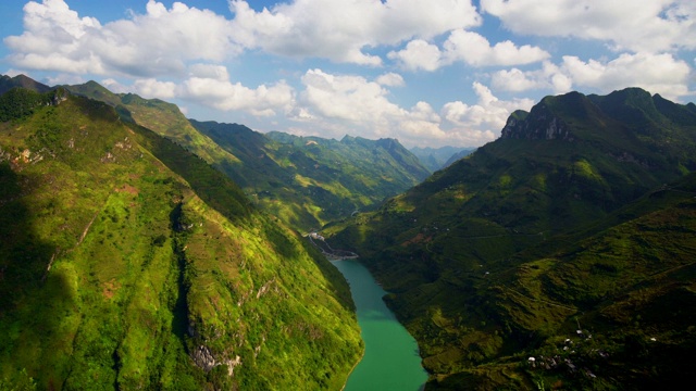 马皮岭关隘，山道过线，河流流过山岭之间，越南北部。视频下载