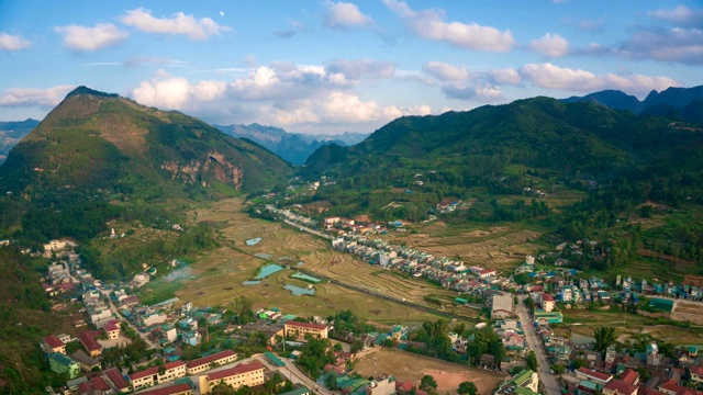 越南东万村——联合国教科文组织地质公园，从道草步道看风景。平移。视频下载