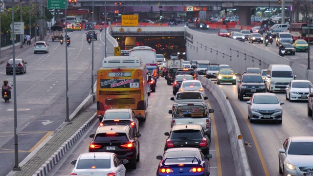 汽车，卡车，摩托车，公共汽车在交通堵塞的道路上在星期五晚上的光在泰国。视频素材