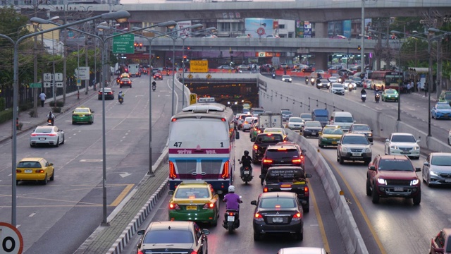 汽车，卡车，摩托车，公共汽车在交通堵塞的道路上在星期五晚上的光在泰国。视频素材