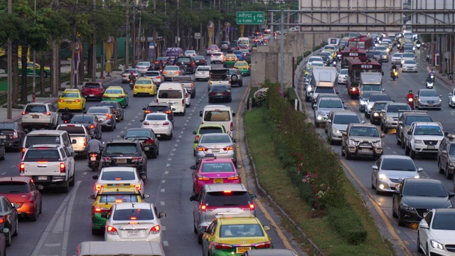 汽车，卡车，摩托车，公共汽车在交通堵塞的道路上在星期五晚上的光在泰国。视频素材