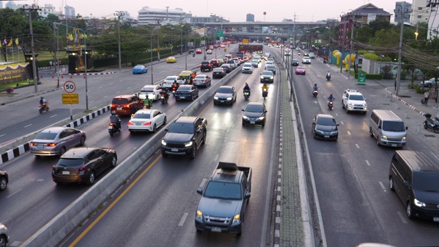 汽车，卡车，摩托车，公共汽车在交通堵塞的道路上在星期五晚上的光在泰国。视频素材