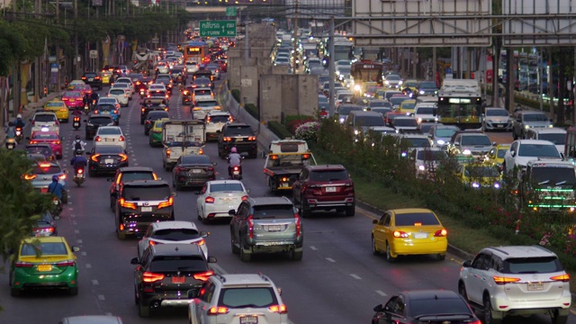 汽车，卡车，摩托车，公共汽车在交通堵塞的道路上在星期五晚上的光在泰国。视频素材