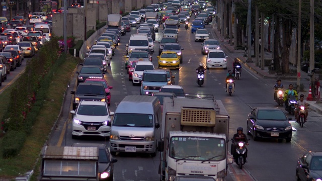 汽车，卡车，摩托车，公共汽车在交通堵塞的道路上在星期五晚上的光在泰国。视频素材