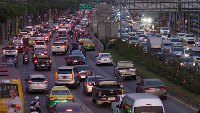 汽车，卡车，摩托车，公共汽车在交通堵塞的道路上在星期五晚上的光在泰国。视频素材