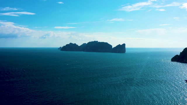 从上面俯瞰，鸟瞰皮皮岛和美丽的玛雅湾。绿松石和清澈的水沐浴着白色的海滩，周围是石灰岩山。泰国。视频素材