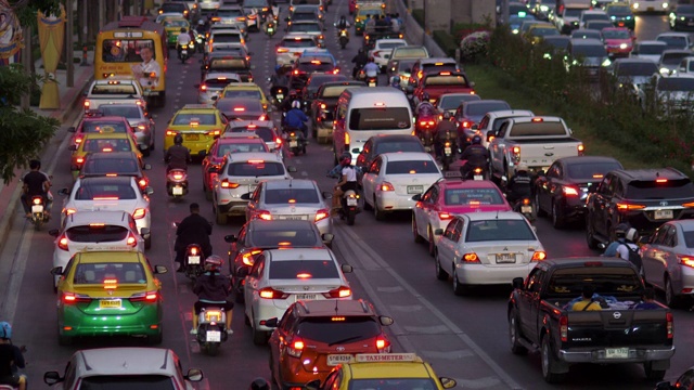 汽车，卡车，摩托车，公共汽车在交通堵塞的道路上在星期五晚上的光在泰国。视频素材