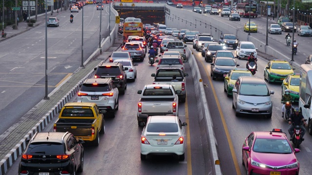 汽车，卡车，摩托车，公共汽车在交通堵塞的道路上在星期五晚上的光在泰国。视频素材