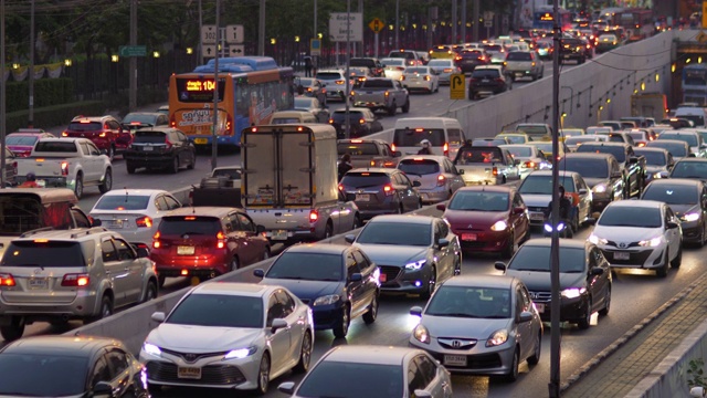 汽车，卡车，摩托车，公共汽车在交通堵塞的道路上在星期五晚上的光在泰国。视频素材