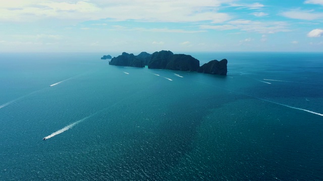 鸟瞰图的Phi Phi，玛雅海滩与蓝色的绿松石海水，山，和热带绿色森林树木日落与安达曼海在普吉岛在夏天，泰国旅游旅行。大自然。视频素材