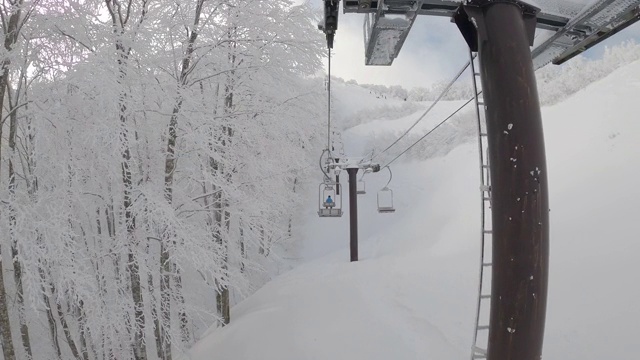 雾凇和滑雪缆车视频素材