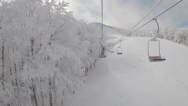 雾凇和滑雪缆车视频素材