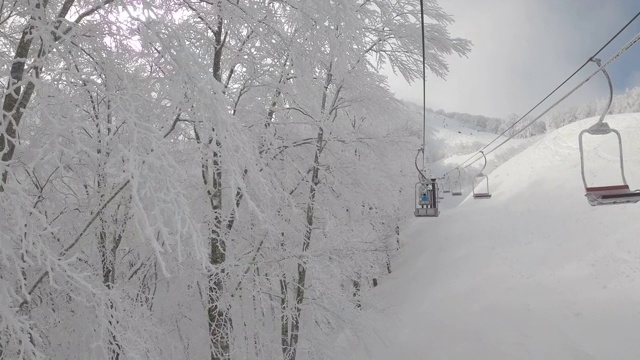 雾凇和滑雪缆车视频素材