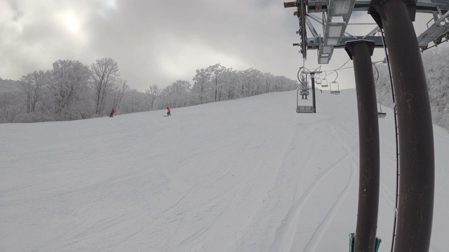 雾凇和滑雪缆车视频素材