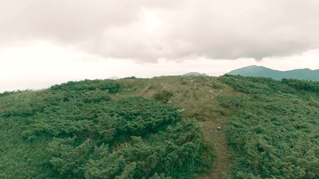 绕着一座风景如画的山飞行视频素材