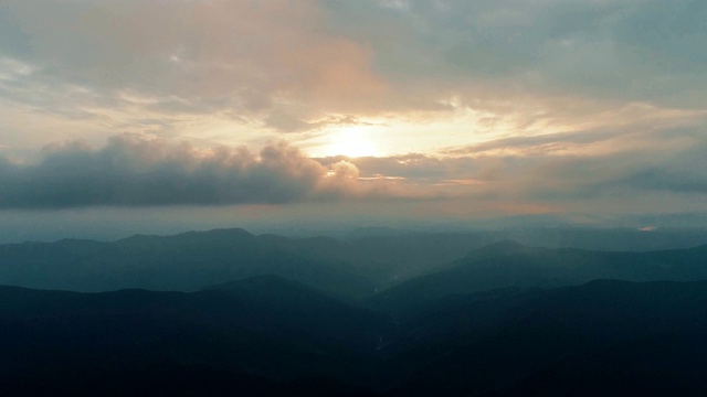 落日背景上美丽的山景视频素材