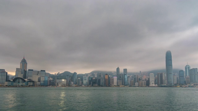 香港时间流逝4K，城市天际线夜晚到白天的时间流逝在香港维多利亚湾视频素材