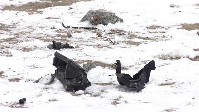 汽车零件散落在事故现场。在冬天下雪的路上发生车祸视频素材