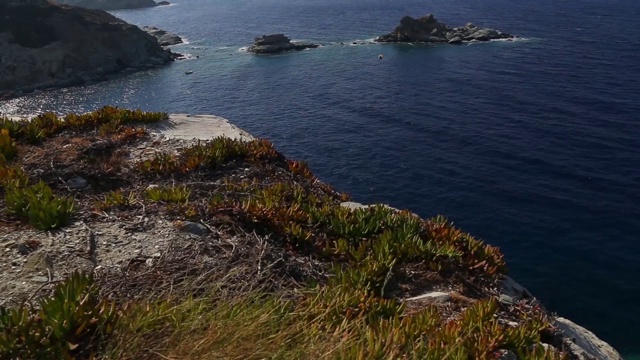 地中海悬崖在多风的天气，深蓝色的水视频下载