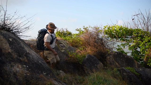 在泰国徒步旅行和探索山的人视频素材