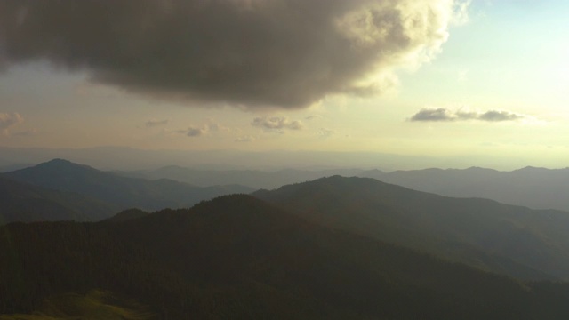 在夕阳的背景下，雾山上空的飞行。Hyperlapse视频素材