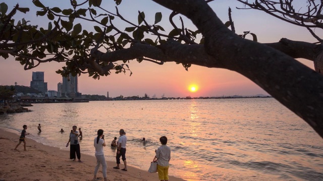 时间流逝的海浪和美丽的日落附近港口大桥的交通在城市视频素材