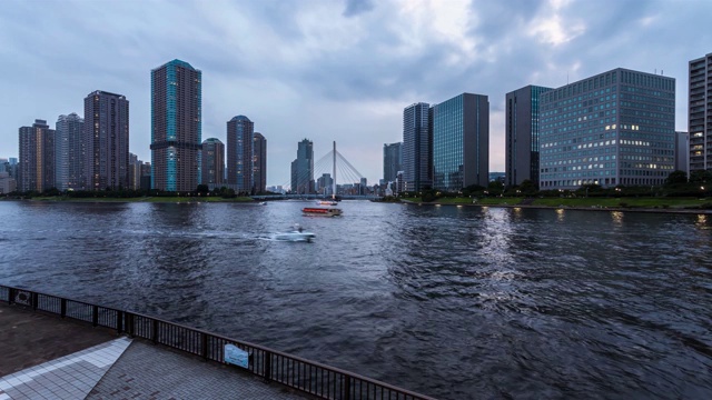 东京城市天际线从白天到夜晚，筑岛地区，日本。视频素材