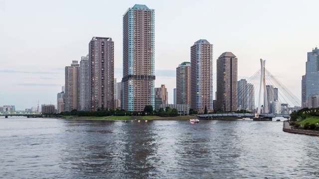 东京滨水天际线从白天到夜晚，筑岛地区，日本。视频素材