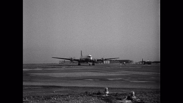 1955年，美国空军运输机在日本跑道上滑行视频素材