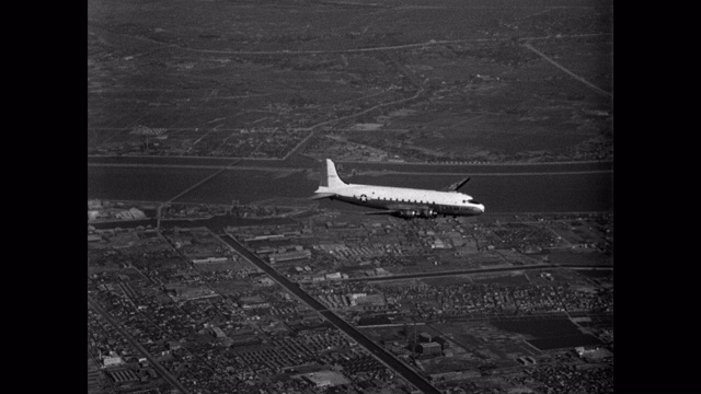 1955年，美国空军运输机飞越日本城市和港口视频素材