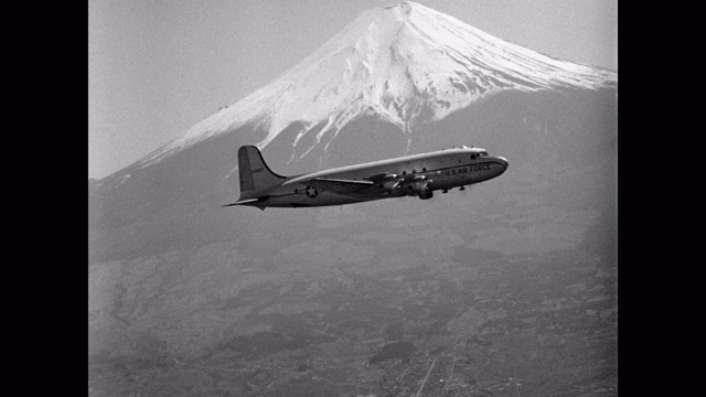 1955年，美国空军运输机飞过日本富士山视频素材