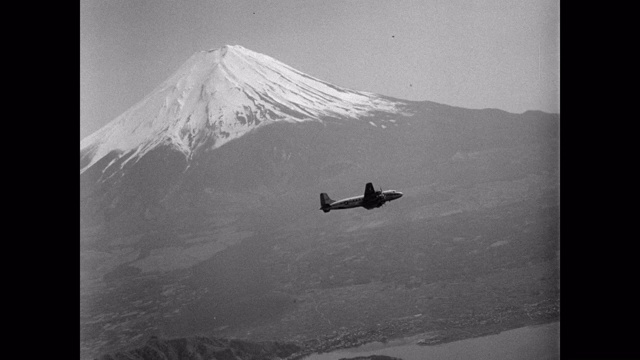 1955年，美国空军运输机飞过日本富士山视频素材