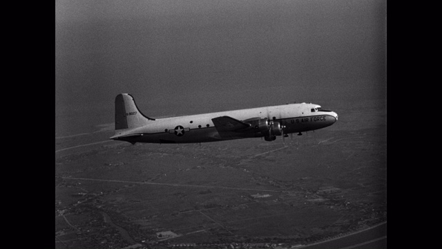 1955年，美国空军运输机飞越日本城市视频素材