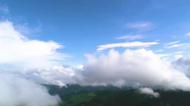 在风景如画的群山之上的云中飞行视频素材