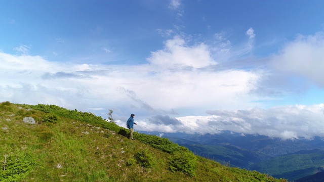 在美丽的山上行走的人视频素材