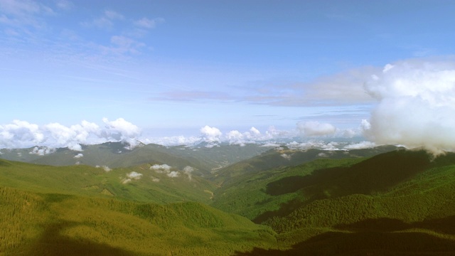 飞行上方是美丽的山景视频素材