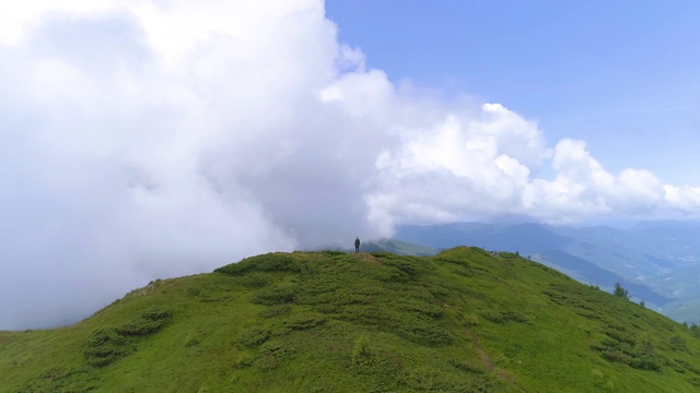 飞行在高山之上，站在一个人的背景上视频素材