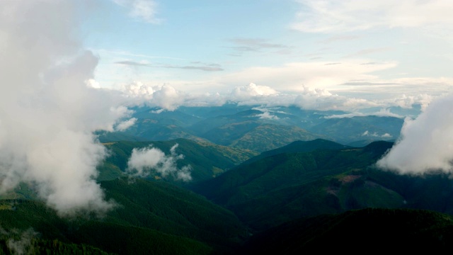 在云中飞行的风景如画的山视频素材