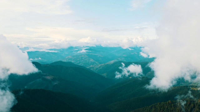 在山林上空的云雾中飞行视频素材