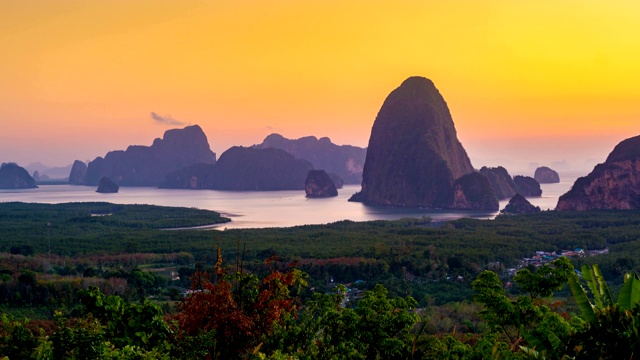 泰国攀牙群岛，同廊舍观景台，海和山的日出，向上倾斜，延时。视频素材