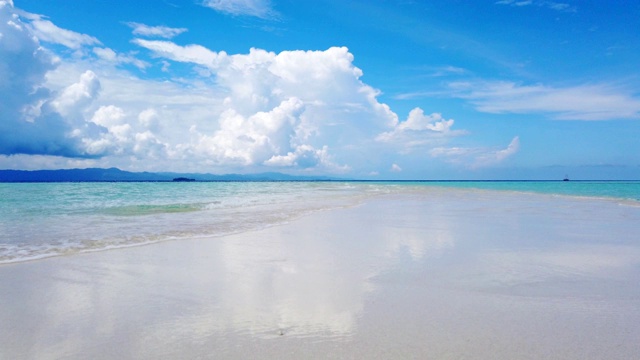 退潮留下的沙洲，蓝天，夏日海景。视频下载
