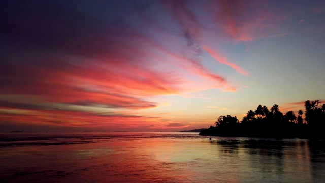 黄昏天空和海景背景，日落后色彩斑斓，倾斜。视频素材
